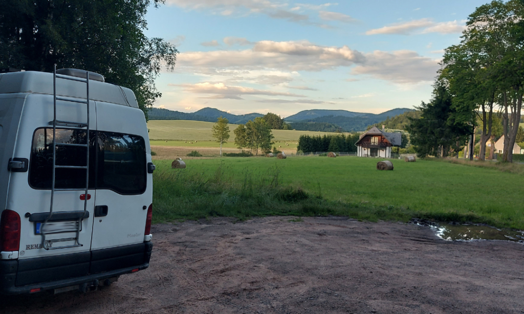 Camper élménytúra-szervezés, tájkép lakóautóval