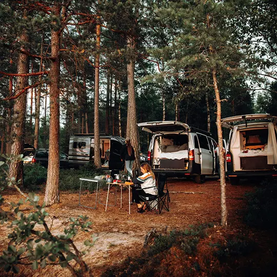 camper all-in útitervek, lakóautósok kempingeznek az erdőben