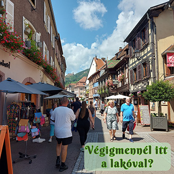 elzászi kisváros látképe, tömeg, szűk sikátorok és rengeteg virág