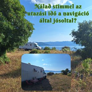 lakóautó áll a tenger fölött egy fákkal borított tisztáson