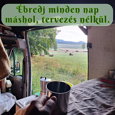 a képen a lakóautóban kávézom, az ajtó nyitva a reggeli táj gyönyörű, széles mező, háttérben hegyek